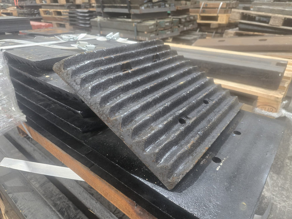 402017 RED RHINO 4000 JAW PLATE - 18% MN